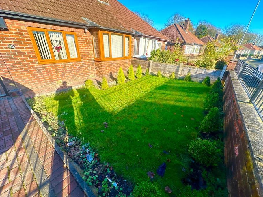 2 Bed Bungalow In Boltonアパートメント エクステリア 写真